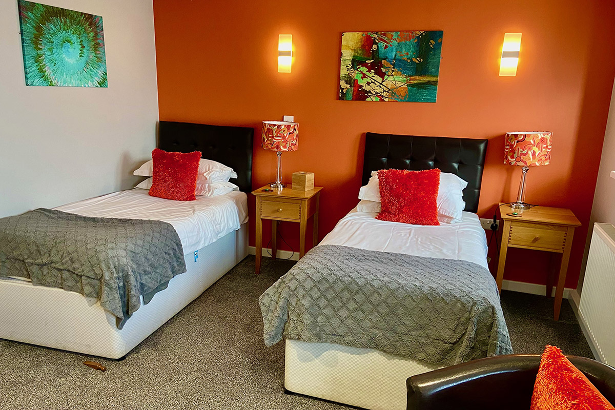 Ferryboat Inn twin bedroom